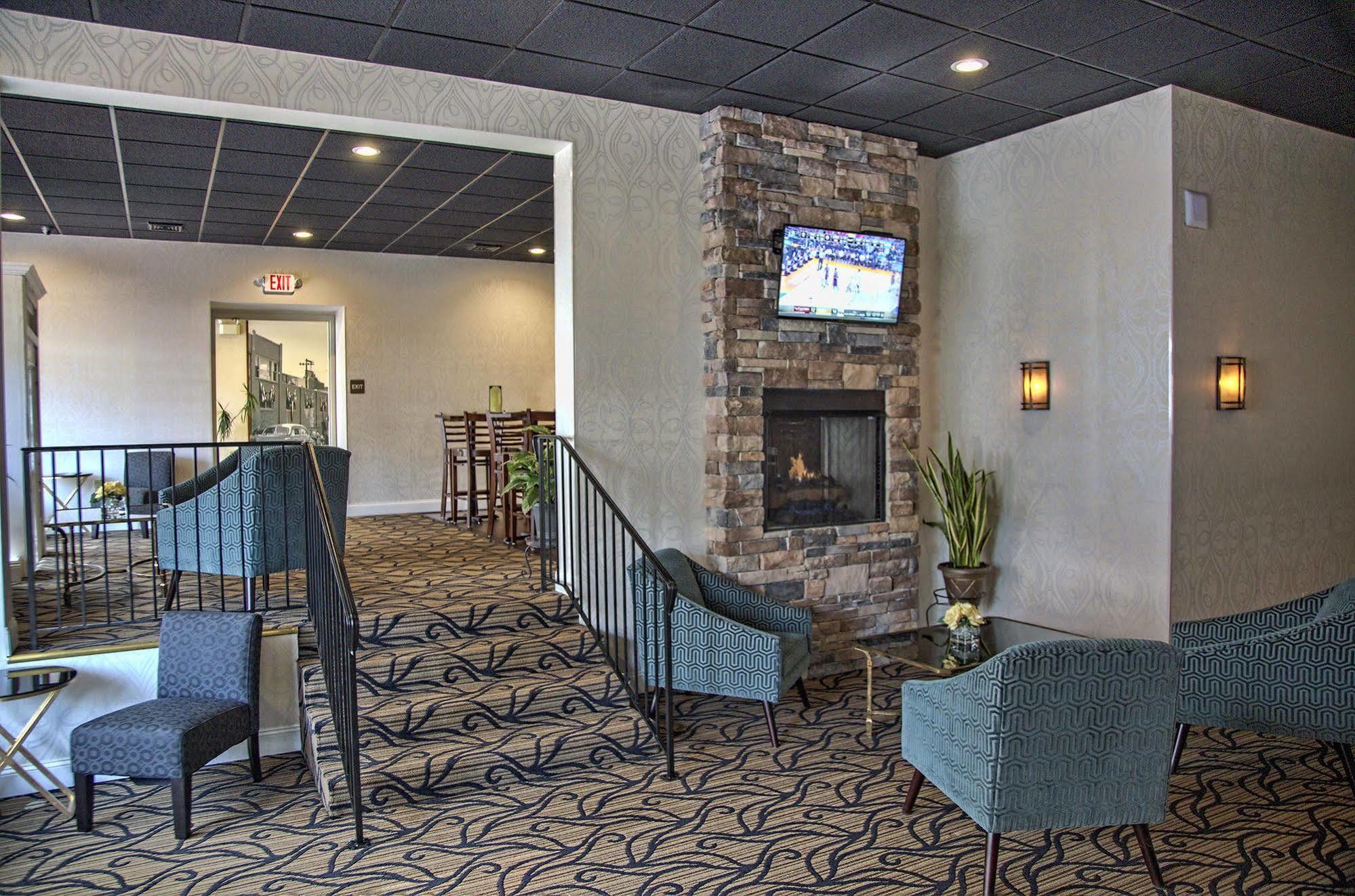 The Hotel Warner West Chester Exterior photo
